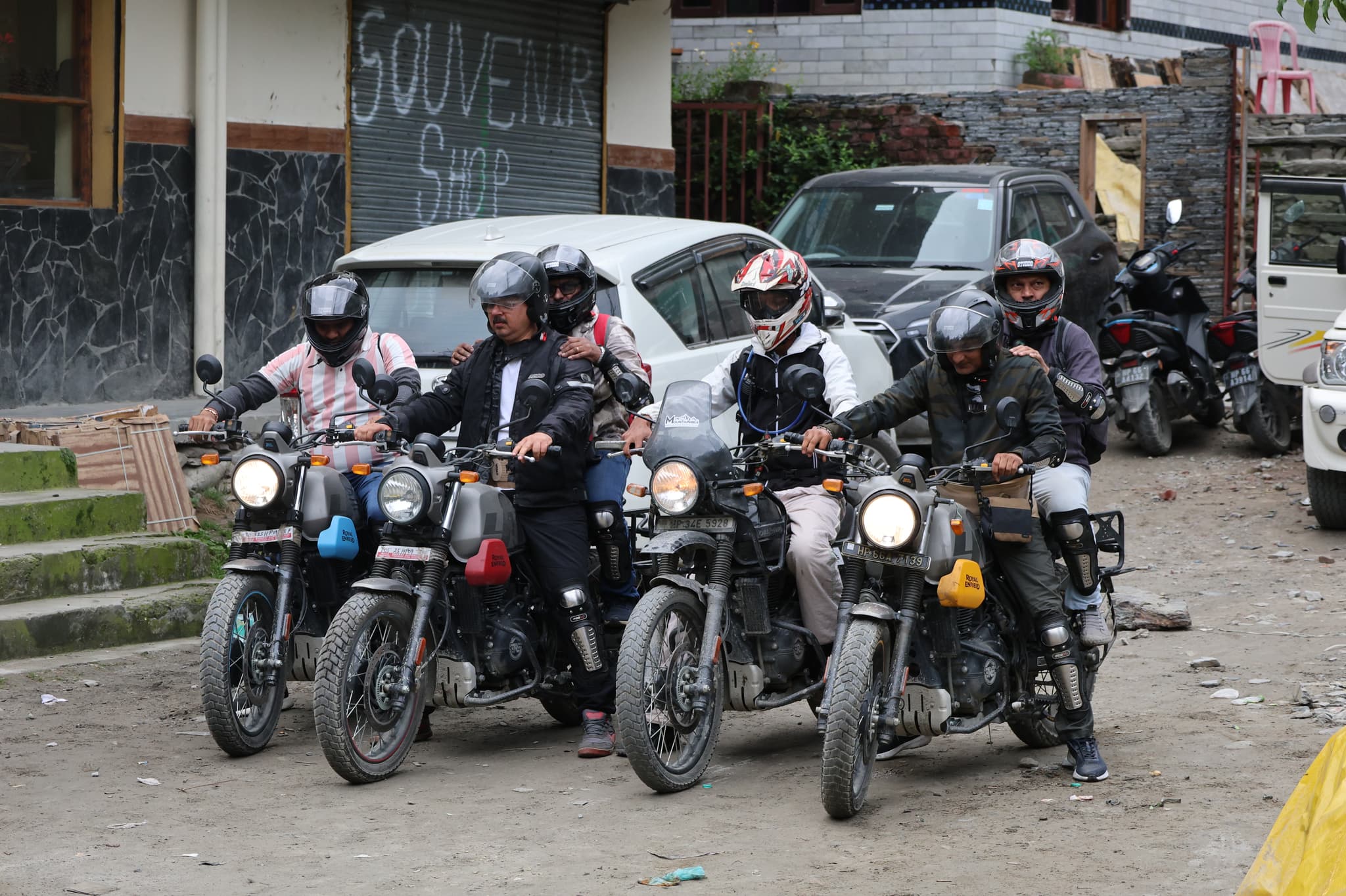 MountainBea bike group tour stop at Jibhi — Himalayan expedition en route to Spiti